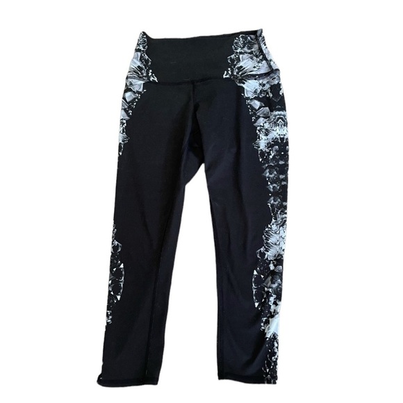 Alo Yoga High Waisted Floral Capri Leggings - Picture 4 of 9